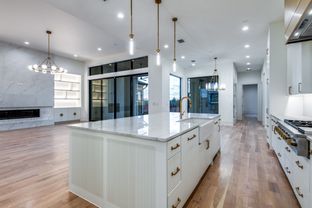 Hills Of Kingswood por Ron Davis Custom Homes en Dallas Texas