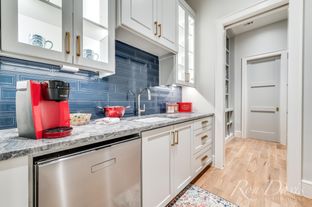 Newman Village por Ron Davis Custom Homes en Dallas Texas