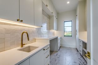 Hills Of Kingswood por Ron Davis Custom Homes en Dallas Texas