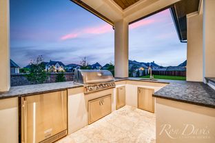 Newman Village por Ron Davis Custom Homes en Dallas Texas