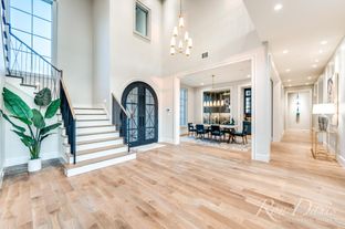 Newman Village por Ron Davis Custom Homes en Dallas Texas