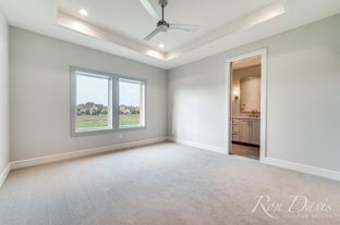 Newman Village por Ron Davis Custom Homes en Dallas Texas