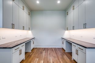Hills Of Kingswood por Ron Davis Custom Homes en Dallas Texas