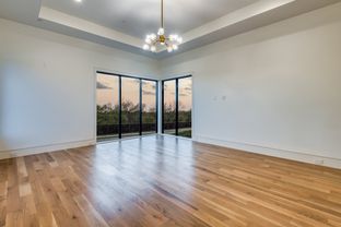 Hills Of Kingswood por Ron Davis Custom Homes en Dallas Texas