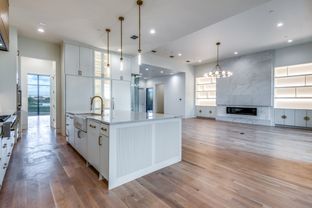 Hills Of Kingswood por Ron Davis Custom Homes en Dallas Texas