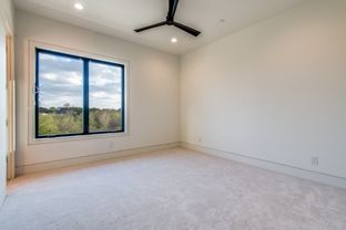 Hills Of Kingswood por Ron Davis Custom Homes en Dallas Texas