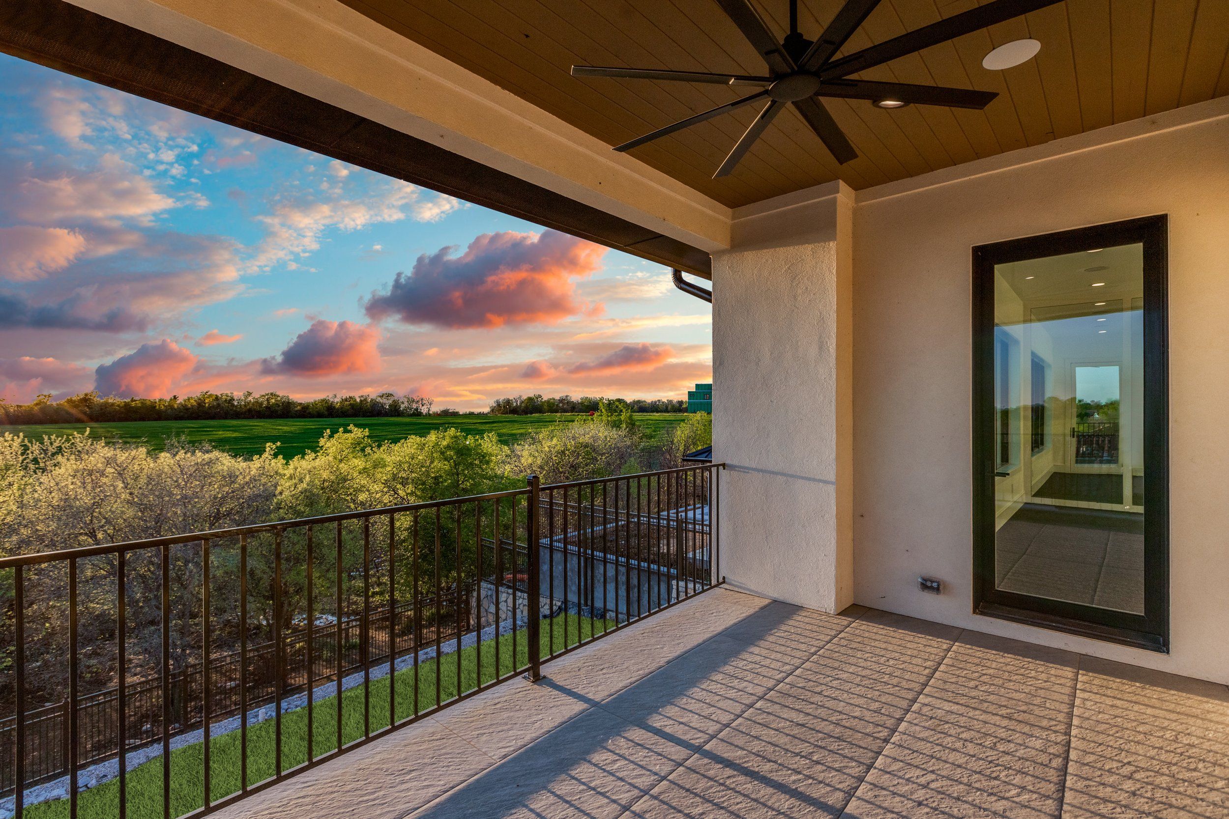 Hills Of Kingswood por Ron Davis Custom Homes en Dallas Texas
