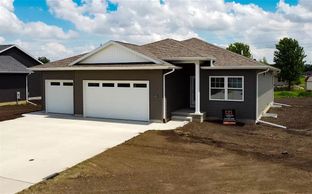 Custom Builders LLC por Custom Builders LLC en Waterloo-Cedar Falls Iowa