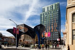 5th & Mission por Strada Investment Group en San Francisco California