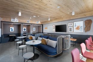 Star Harbor Apartments por Strada Investment Group en Oakland-Alameda California