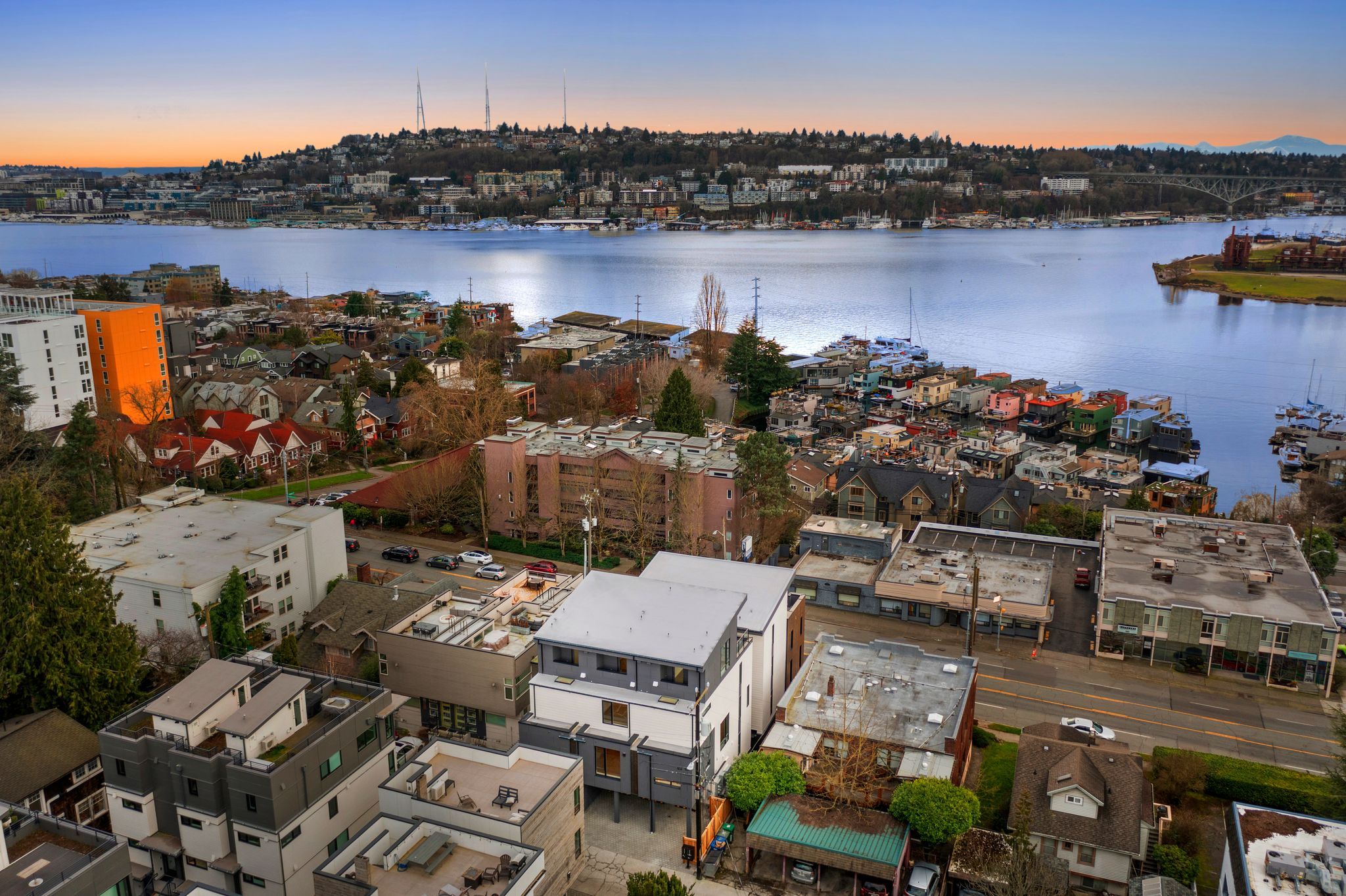 casa en Eastlake Six por Mirra Homes, LLC