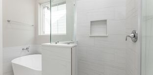 Paul Quinn Crossing II por MTY Builders Inc. en Houston Texas