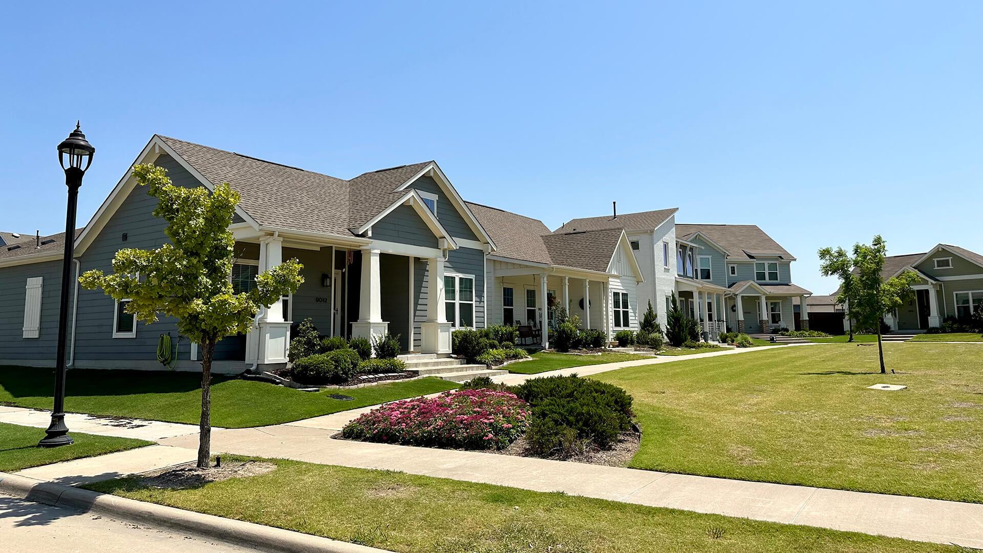 Homestead At Liberty Grove por Arcadia Realty Corp en Dallas Texas