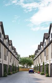 Neuen Manor At Hammerly por MTY Builders Inc. en Houston Texas