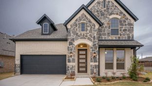 Bear Creek At Grand Heritage por Stonehollow Homes en Dallas Texas
