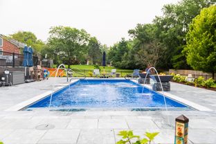 Luxury Pools & Outdoor Living por P.L. Lyons Builders en Louisville Kentucky