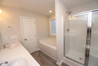 Freedom Family Homes por Freedom Family Homes en Fayetteville North Carolina