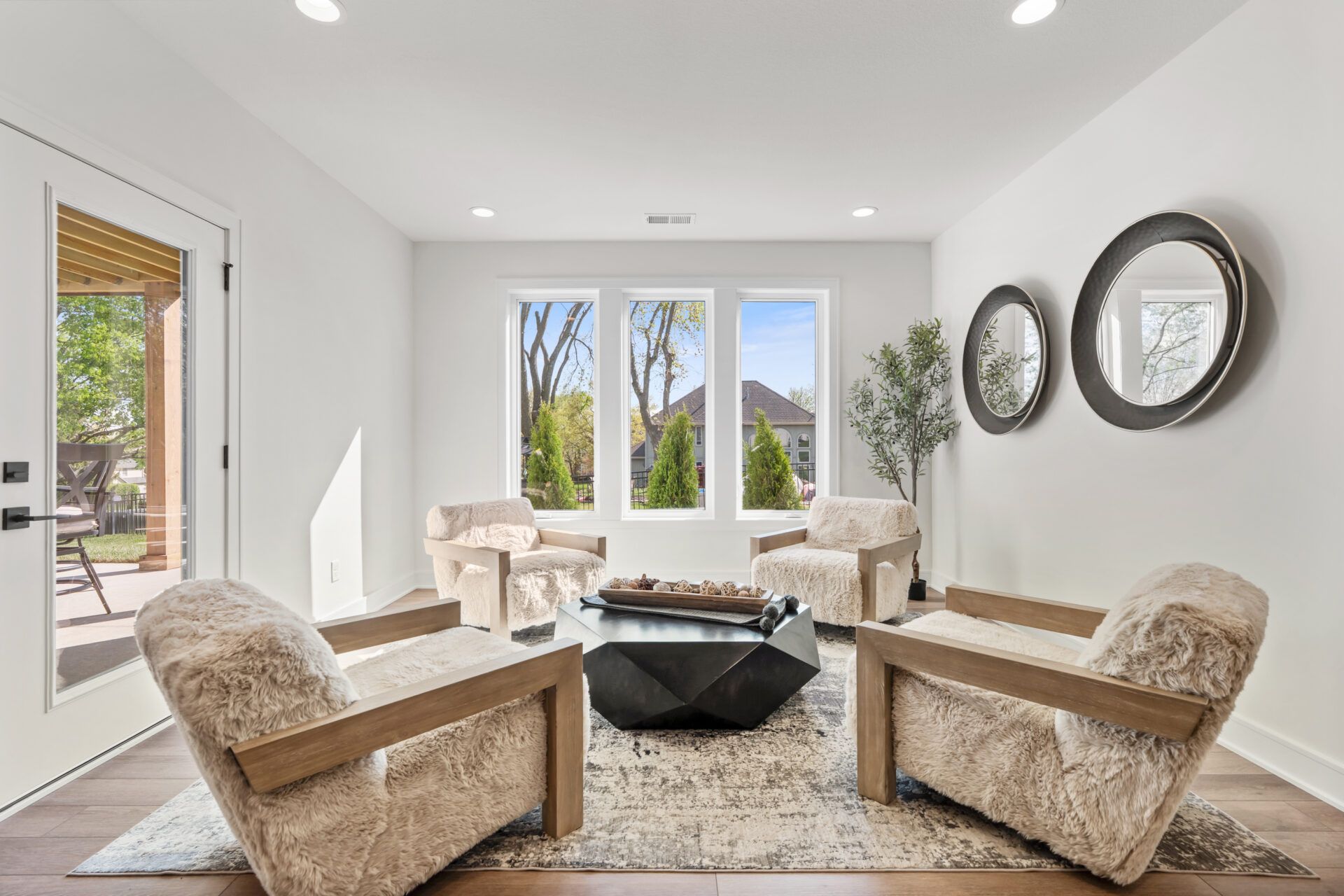 4312 Ne Hideaway Dr. Lees Summit, MO 64064