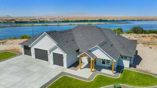 Columbia Bluff por Hammerstrom Construction en Yakima Washington