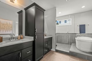 Hidden Lake Estates • Brookfield, WI Neighborhood por Westridge Builders, Inc en Milwaukee-Waukesha Wisconsin