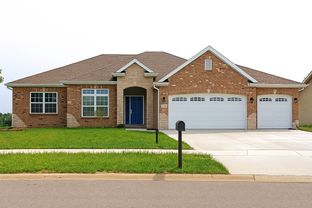 The Greensward por Cook Builders en Gary Indiana