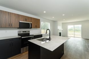 The Village Townhomes por R Fleming Construction en Rochester Minnesota