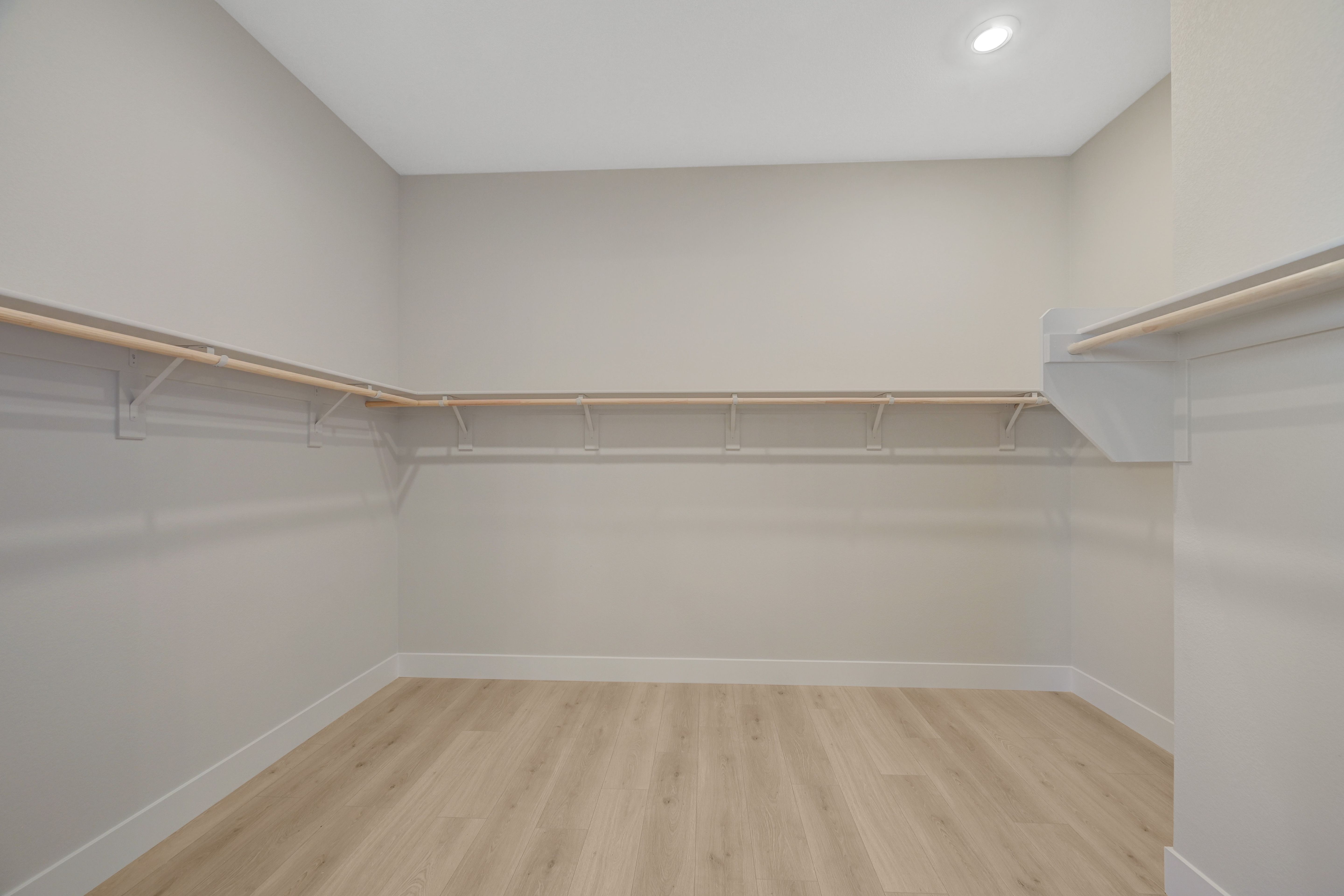 Windsor Primary Walk-in Closet