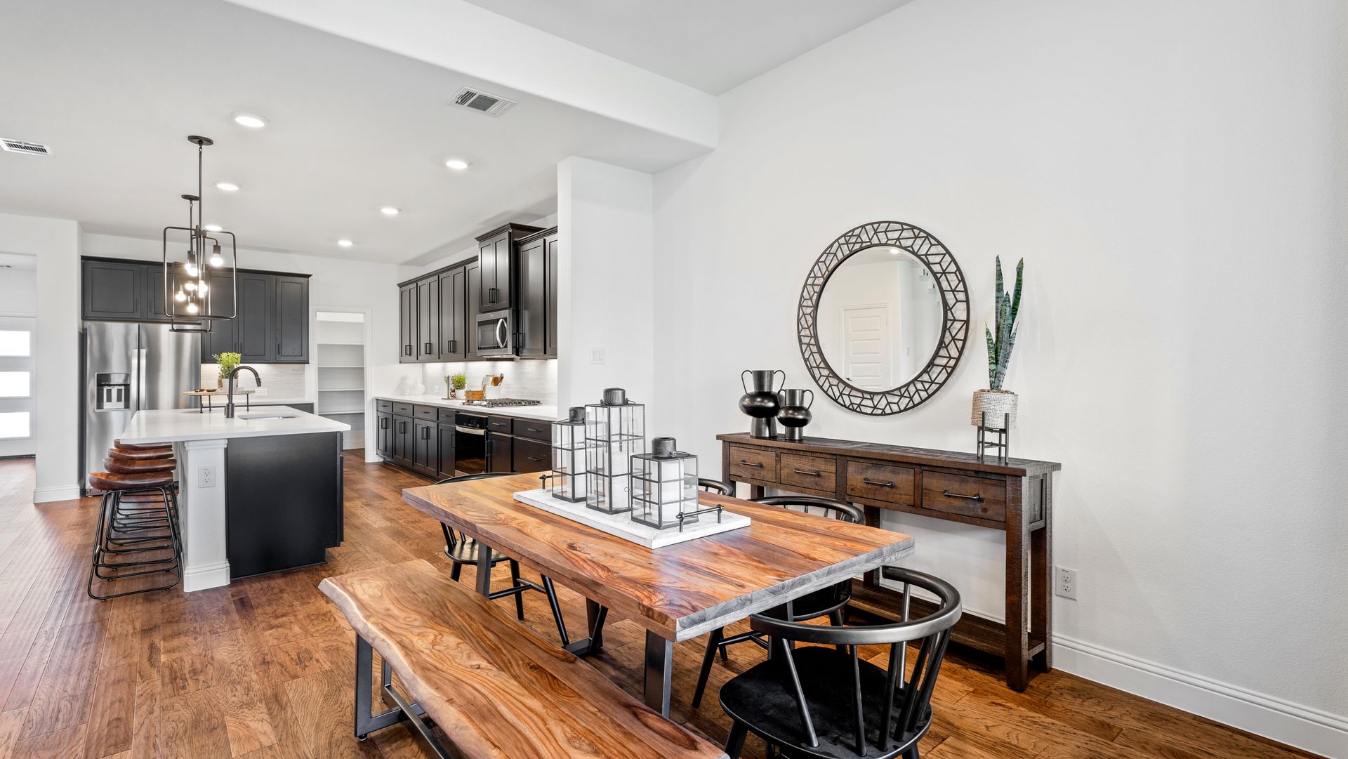 Cascade Dining Area and Kitchen