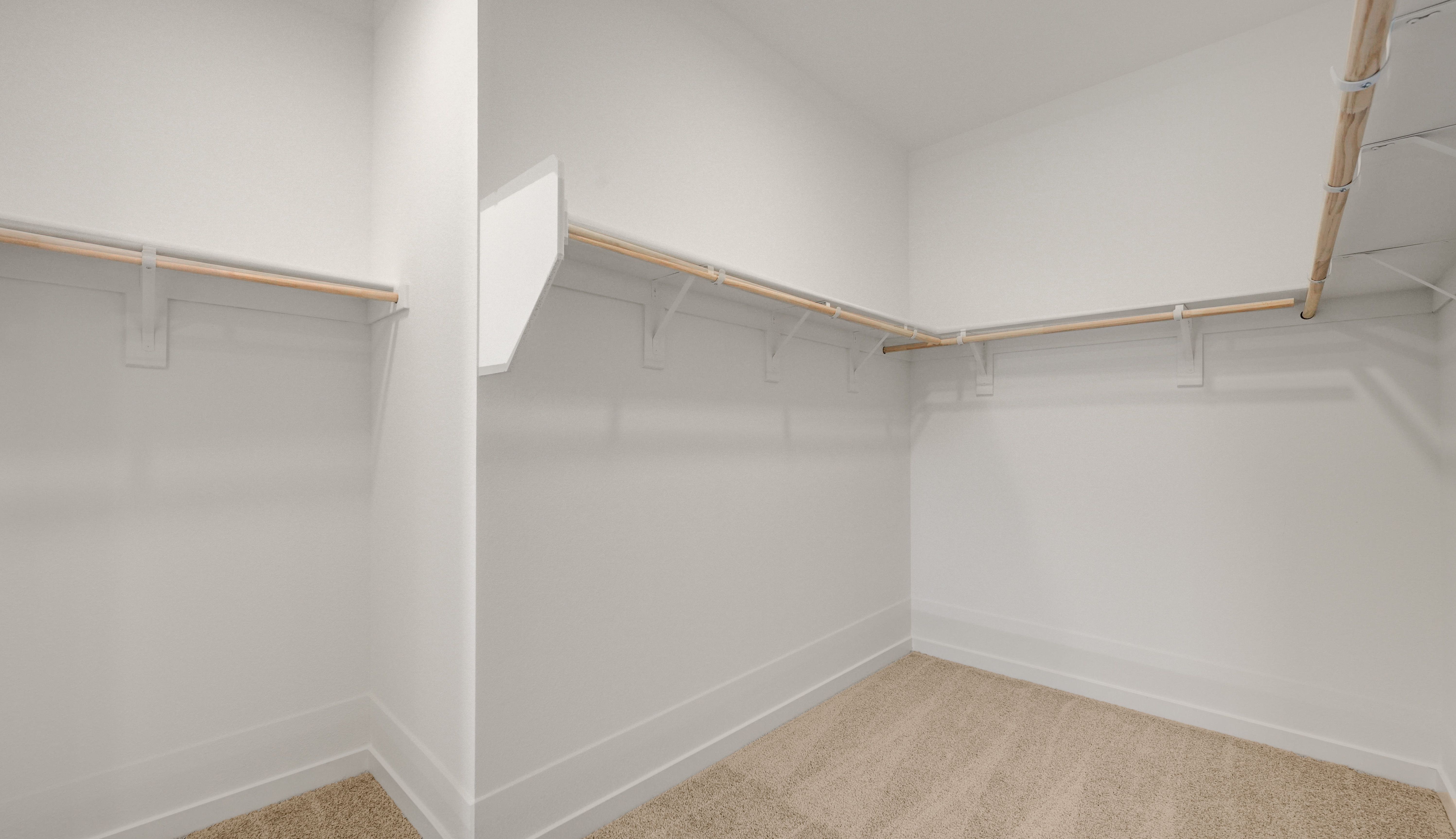 Valencia Primary Walk-in Closet