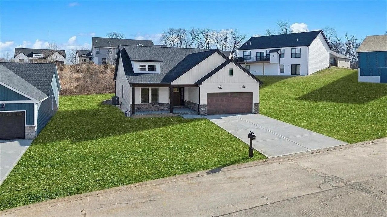 992 Half Moon Ln. Caseyville, IL 62232