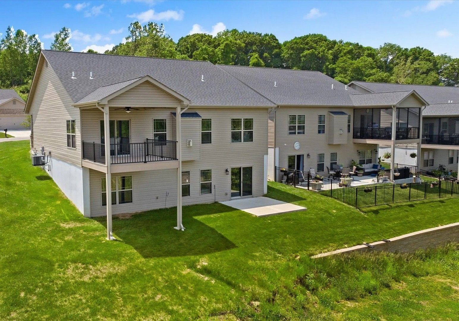 992 Half Moon Ln. Caseyville, IL 62232