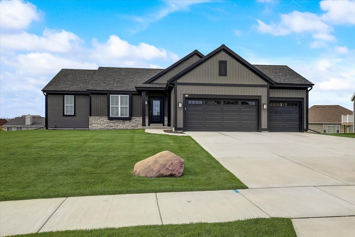 This photo is for illustration purposes only and does not necessarily represent the features and finishes of a specific RediHome/lot.