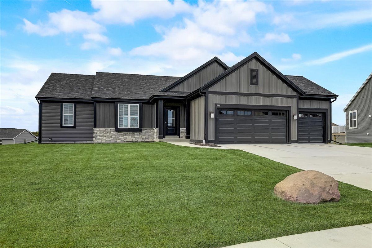 This photo is for illustration purposes only and does not necessarily represent the features and finishes of a specific RediHome/lot.