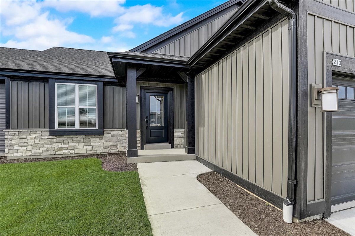 This photo is for illustration purposes only and does not necessarily represent the features and finishes of a specific RediHome/lot.