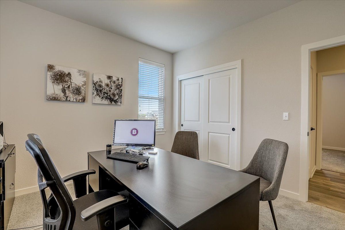 This photo is for illustration purposes only and does not necessarily represent the features and finishes of a specific RediHome/lot.