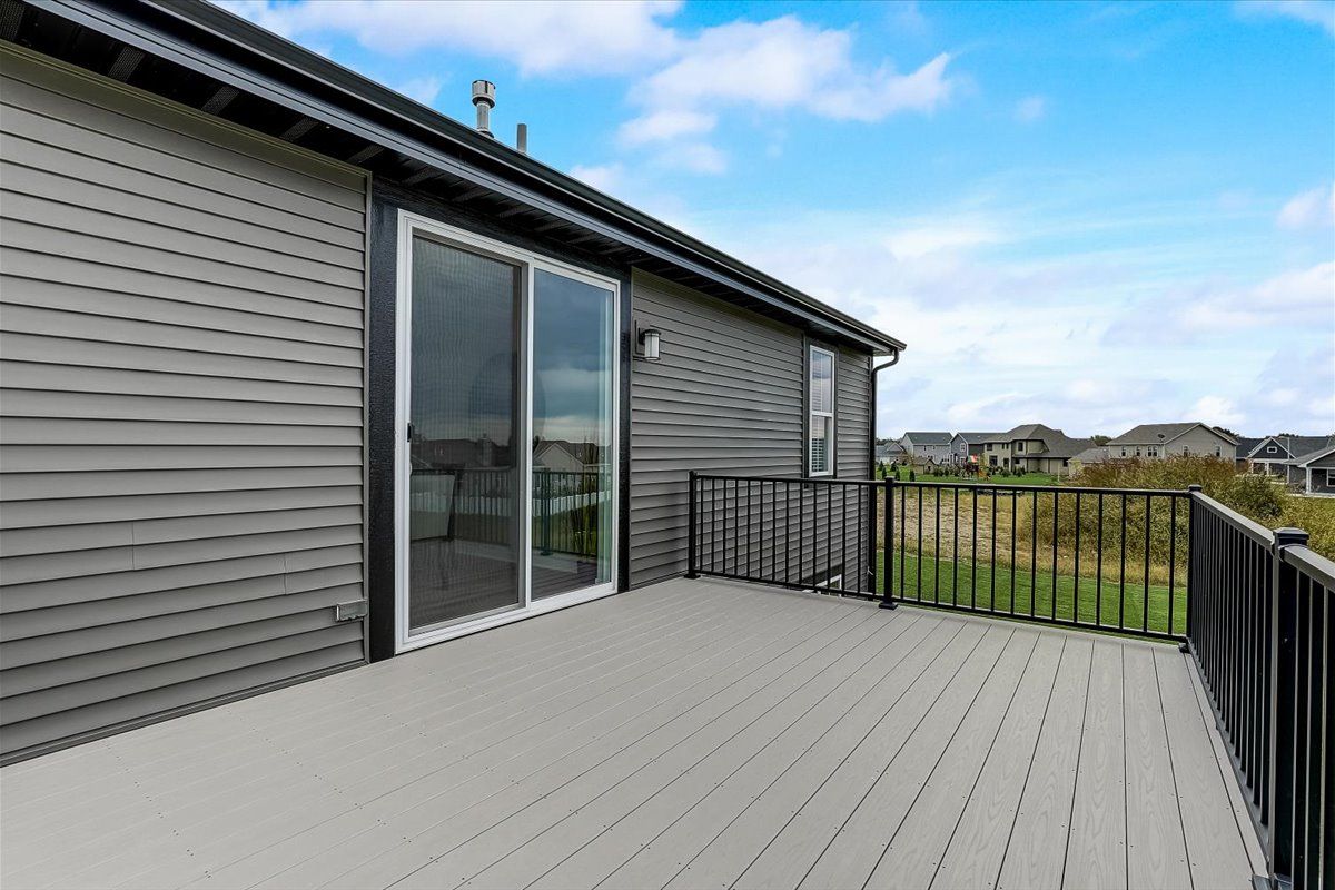 This photo is for illustration purposes only and does not necessarily represent the features and finishes of a specific RediHome/lot.