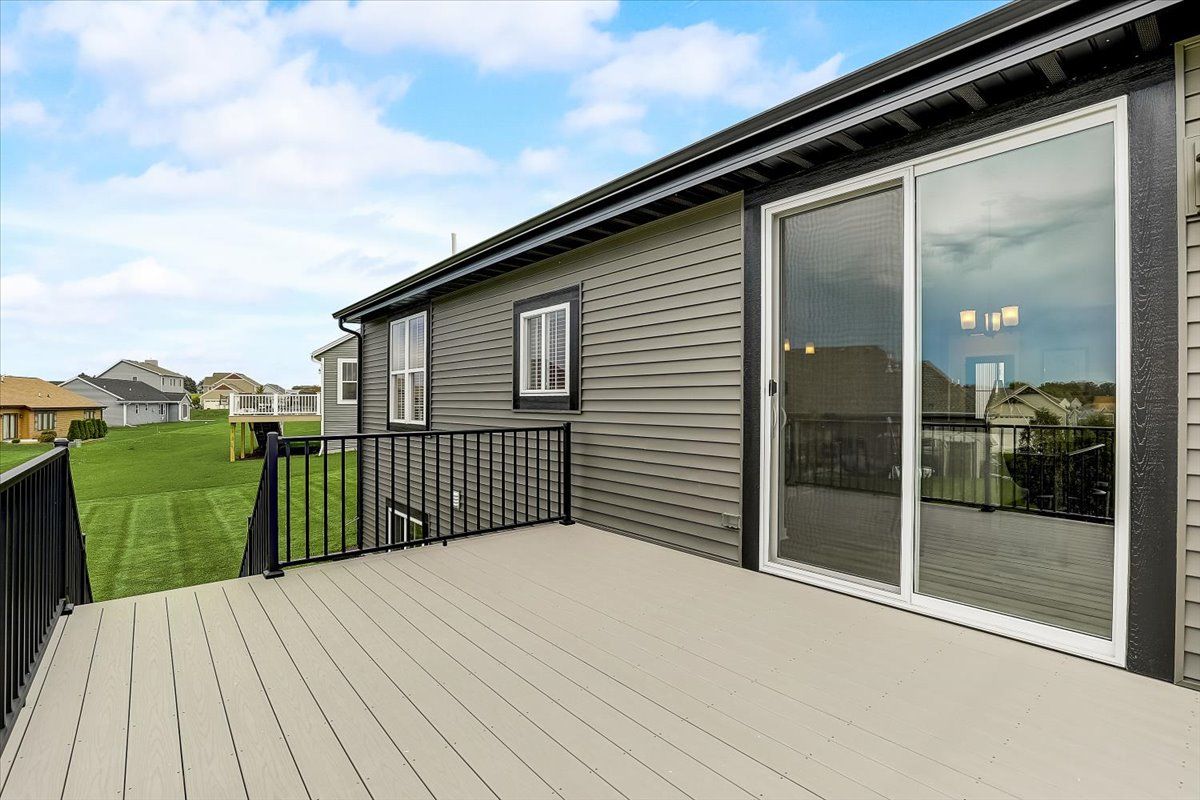 This photo is for illustration purposes only and does not necessarily represent the features and finishes of a specific RediHome/lot.