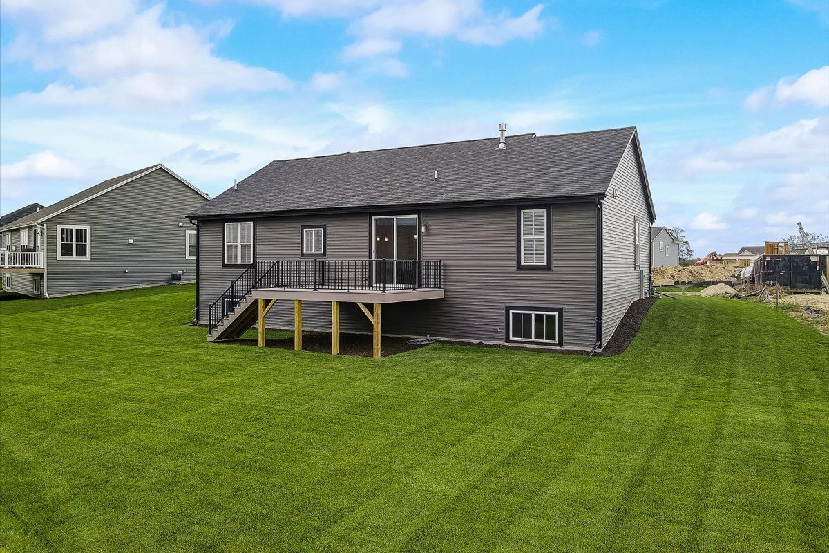 This photo is for illustration purposes only and does not necessarily represent the features and finishes of a specific RediHome/lot.