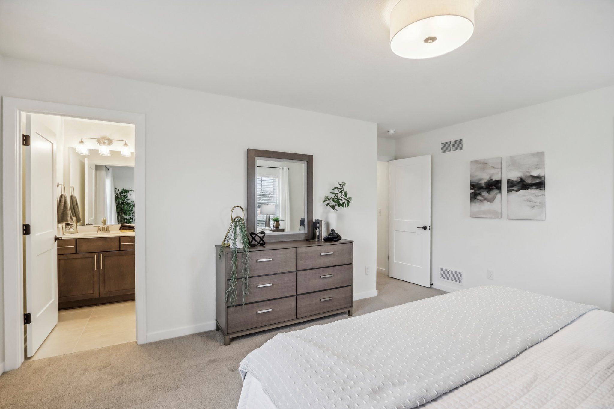 This photo is for illustration purposes only and does not necessarily represent the features and finishes of a specific RediHome.