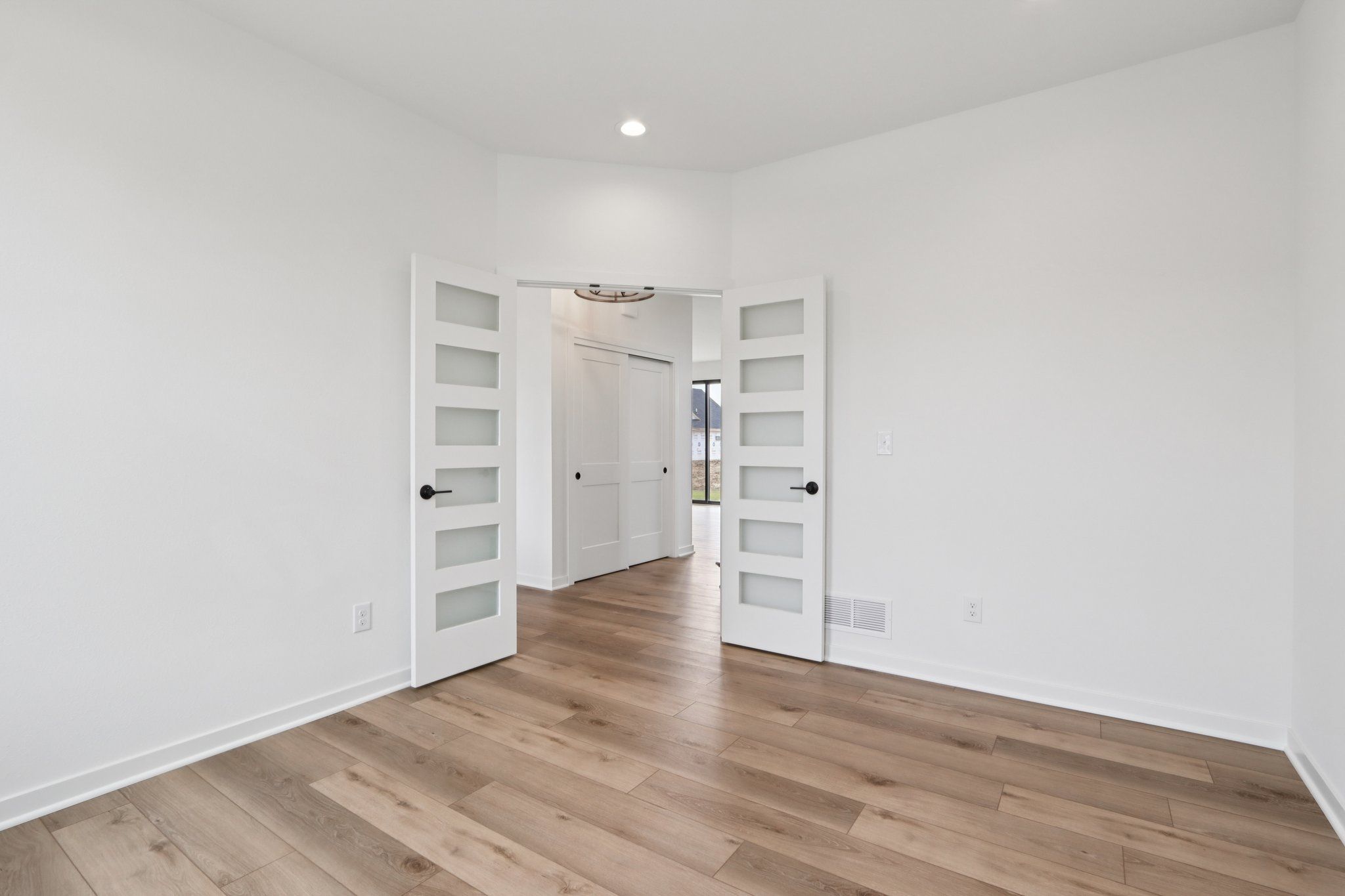 This photo is for illustration purposes only and does not necessarily represent the features and finishes of a specific RediHome.