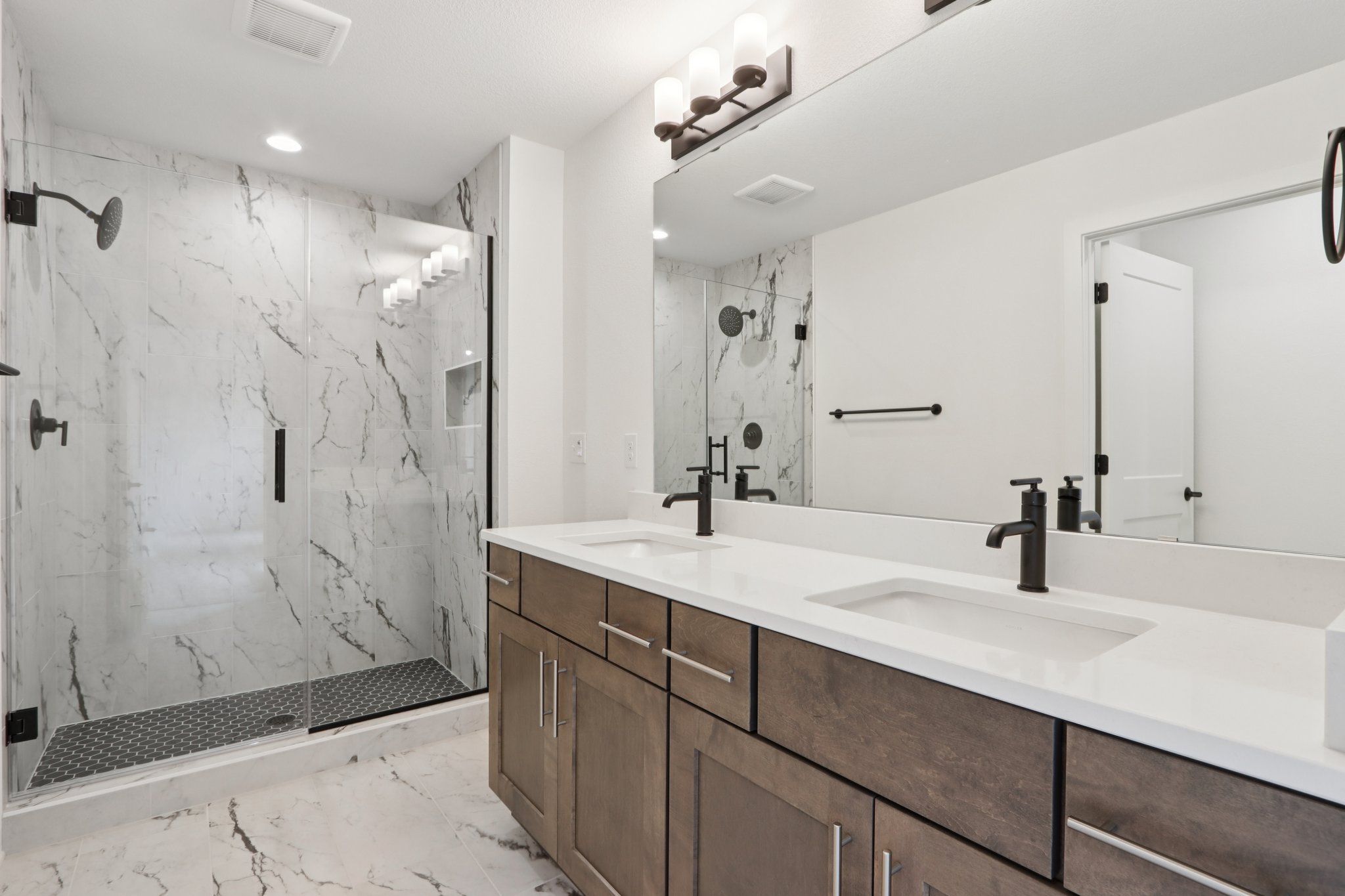 This photo is for illustration purposes only and does not necessarily represent the features and finishes of a specific RediHome.