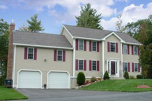 Brice Estates por Blair Builders & Real Estate Specialists en Worcester Massachusetts
