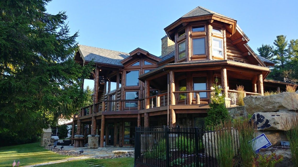 casa en Bos Log Builders, Inc. por Bos Log Builders, Inc.