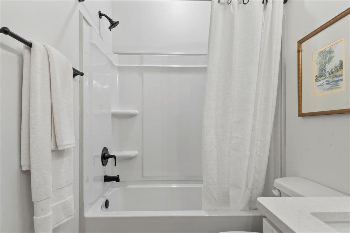 Elmwood Secondary Bathroom Tub/Shower