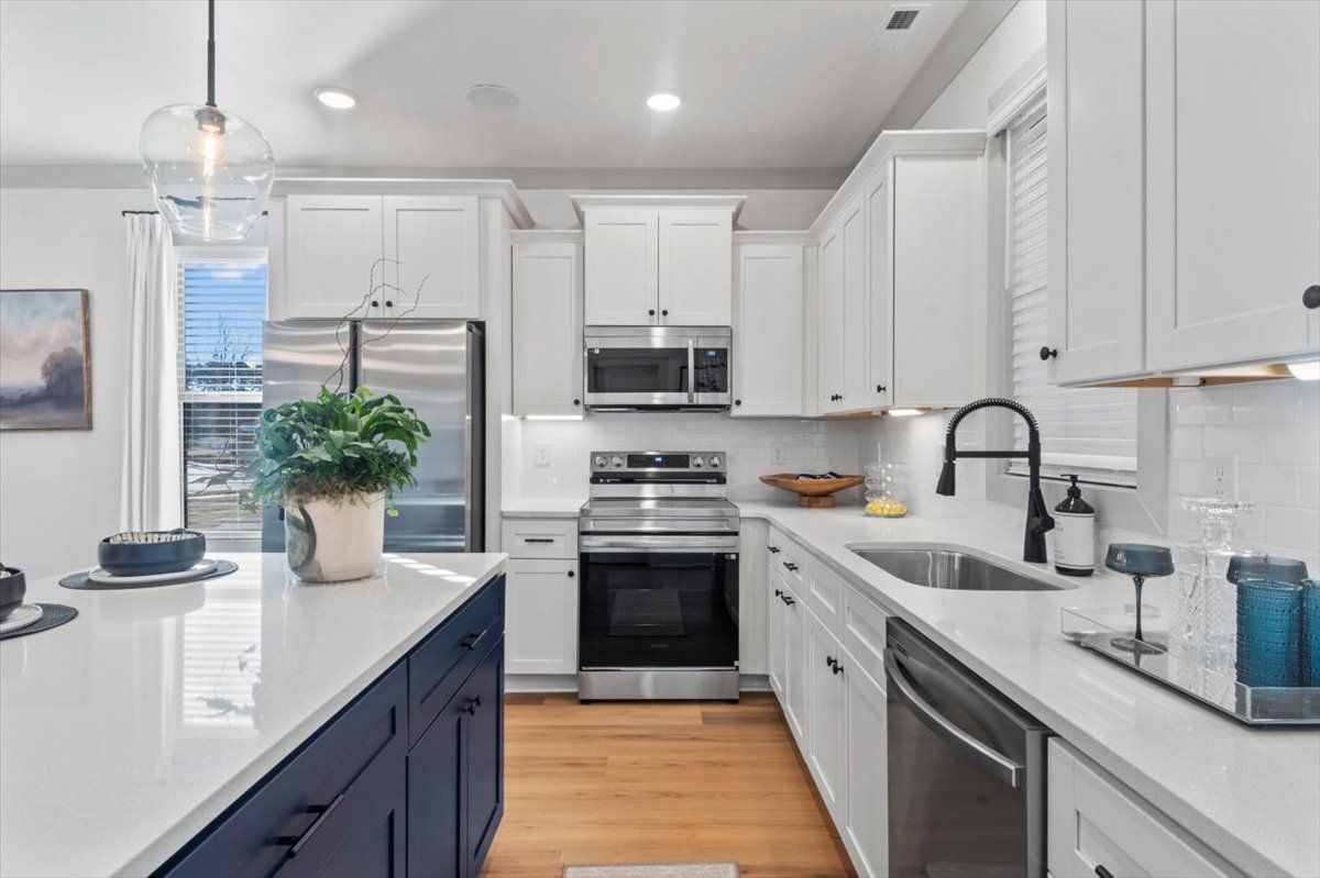 Kitchen with shaker cabinets, soft close doors and drawers, crown molding, hardware and semi pro kitchen faucet