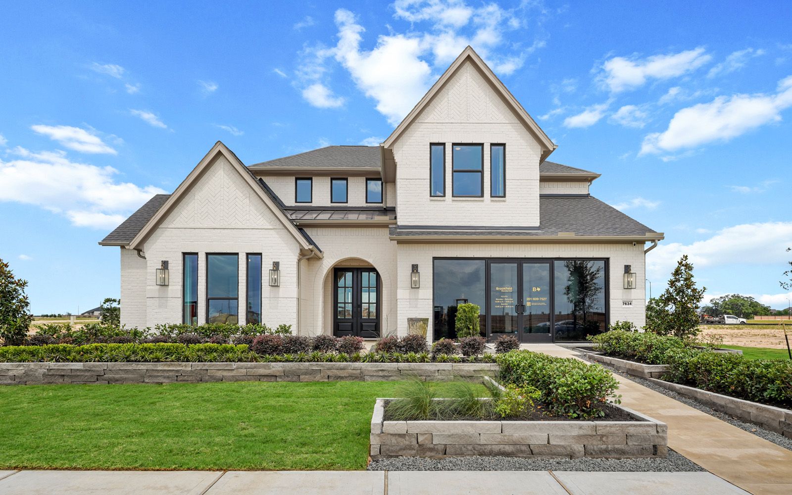 casa en 60' Traditional Homes at Elyson por Brookfield Residential