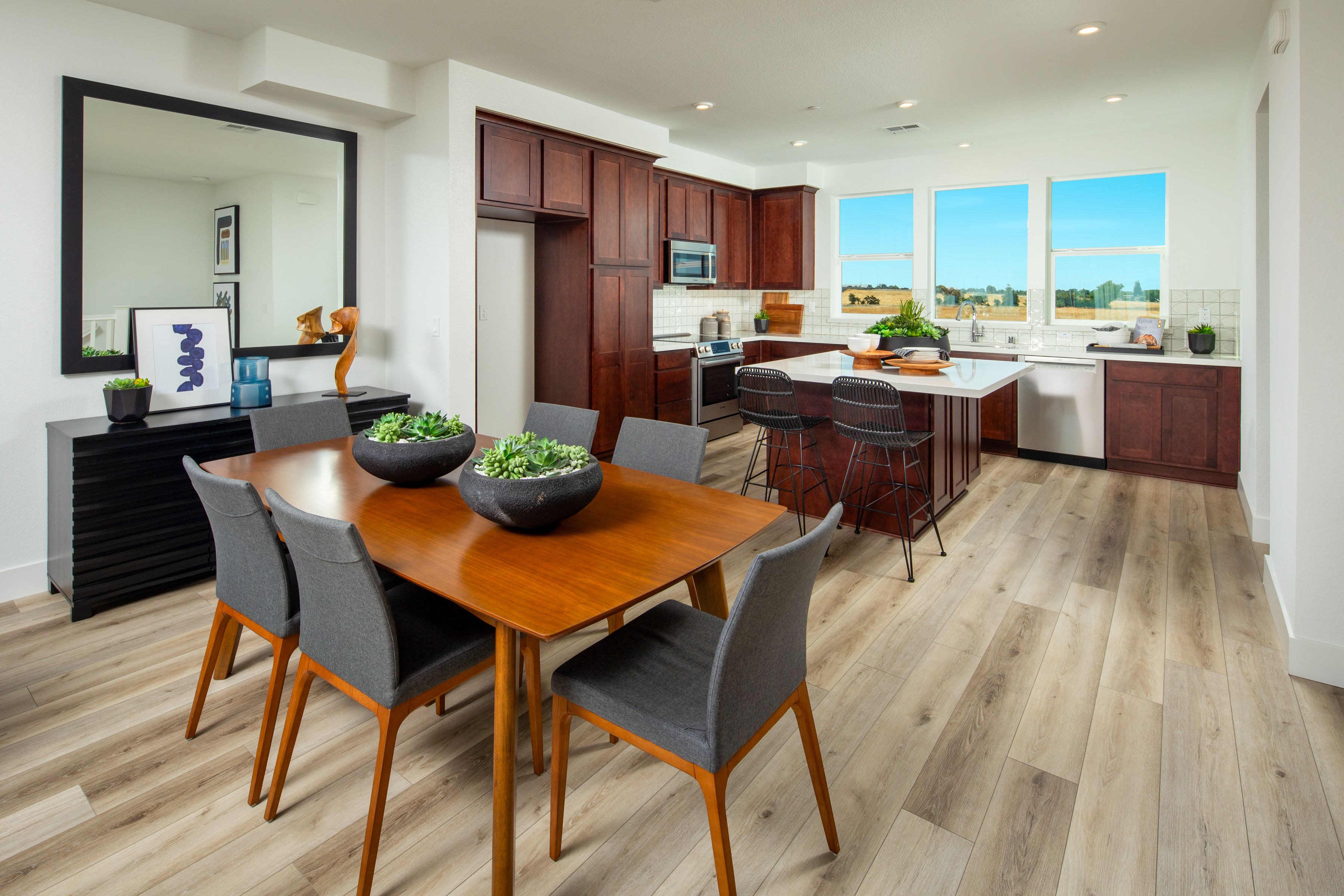 Kitchen & Dining