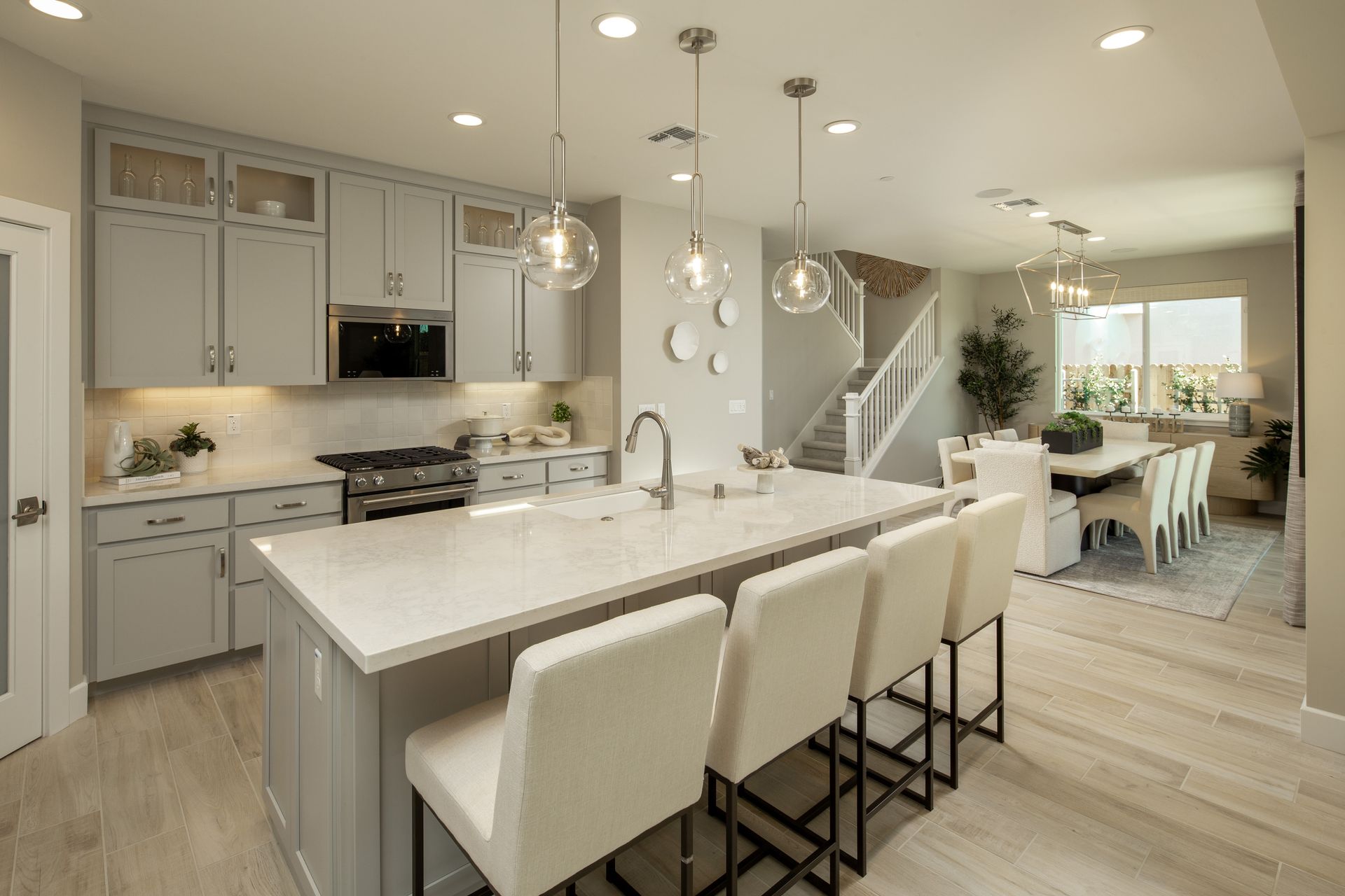 Kitchen & Dining 
