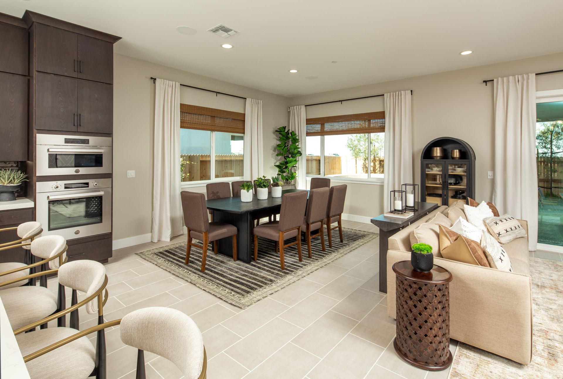 Kitchen & Dining 