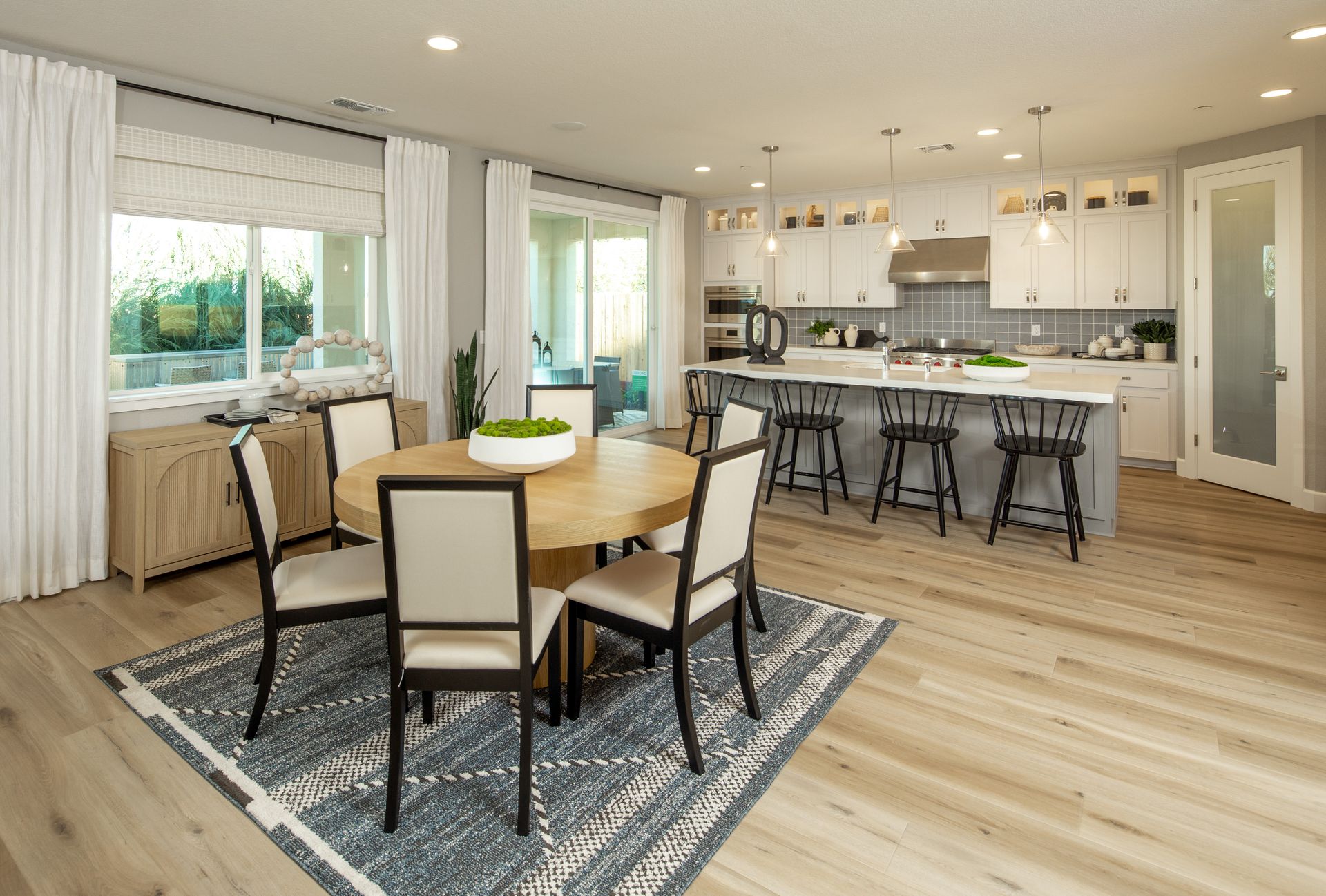 Kitchen & Dining 